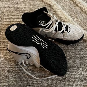 Nike Kyrie 7, white/black men's basketball shoe. Size 6